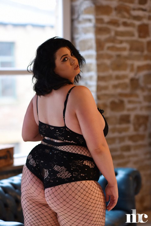 Fat model Kiki strips her bra, shows her boobs and poses in her fishnet tights | Фото 9