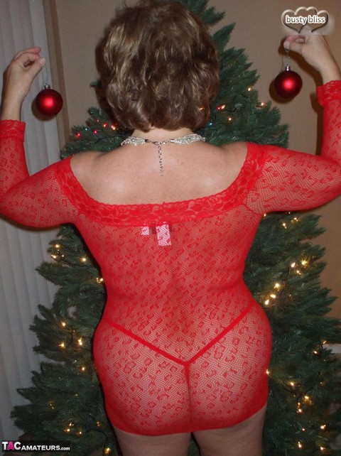 Older woman Busty Bliss dresses the Christmas tree before giving a blowjob | Фото 3