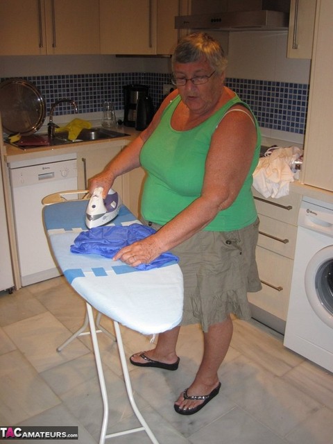 Overweight British oma Grandma Libby exposes her boobs while ironing | Фото 1