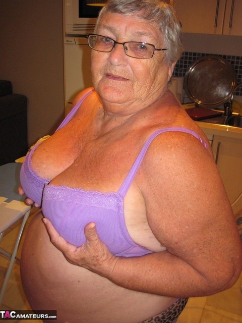 Overweight British oma Grandma Libby exposes her boobs while ironing | Фото 14