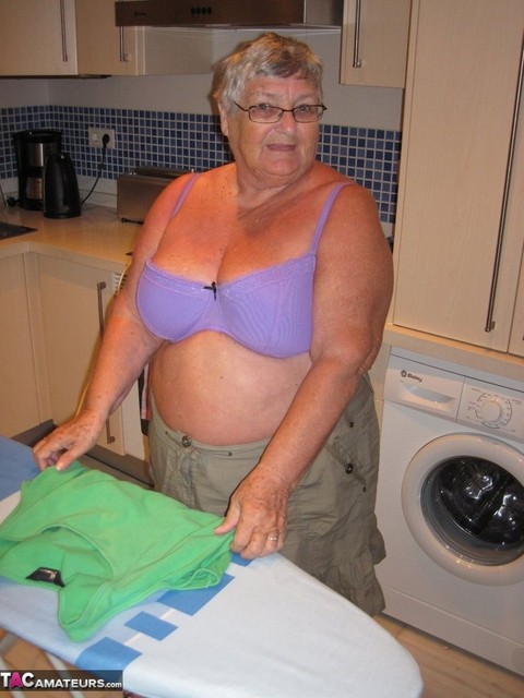 Overweight British oma Grandma Libby exposes her boobs while ironing | Фото 16