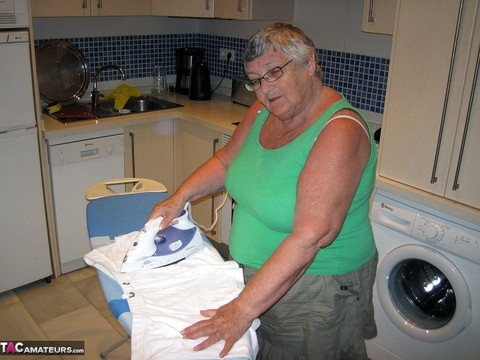 Overweight British oma Grandma Libby exposes her boobs while ironing | Фото 2