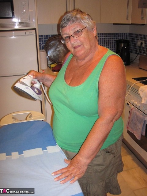 Overweight British oma Grandma Libby exposes her boobs while ironing | Фото 20