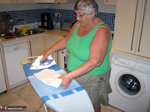 Overweight British oma Grandma Libby exposes her boobs while ironing | Фото 3