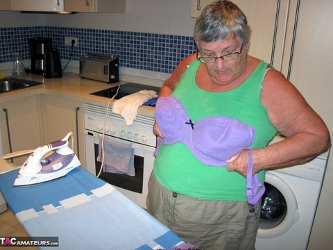 Overweight British oma Grandma Libby exposes her boobs while ironing | Фото 4