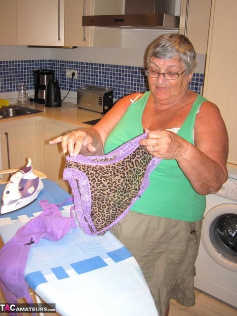 Overweight British oma Grandma Libby exposes her boobs while ironing | Фото 5