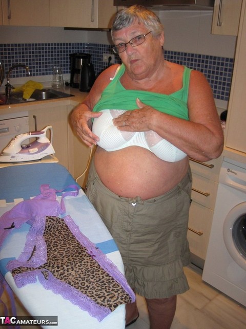 Overweight British oma Grandma Libby exposes her boobs while ironing | Фото 6