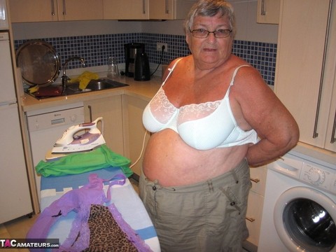 Overweight British oma Grandma Libby exposes her boobs while ironing | Фото 7