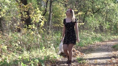 Blonde chick Diana pulls down her pantyhose to take a piss beside a tree | Фото 1