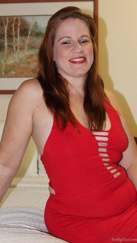 Redheaded plumper Ginger Reigh displays her painted toenails in a red dress | Фото 3