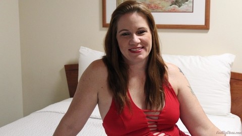 Redheaded plumper Ginger Reigh displays her painted toenails in a red dress | Фото 4