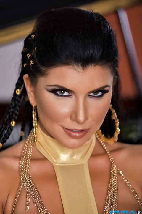 Busty MILF Romi Rain shows her hot ass and big tits while posing | Фото 6