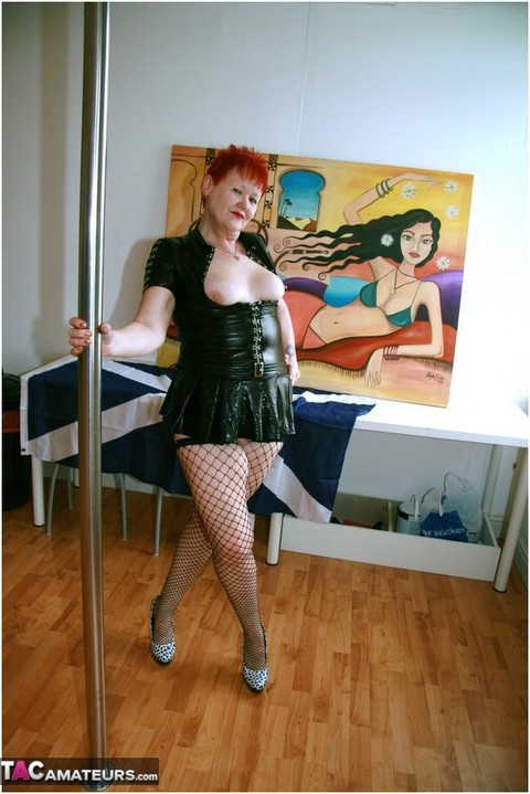 Older redheaded stripper Valgasmic Exposed dildos her snatch in fishnets | Фото 18