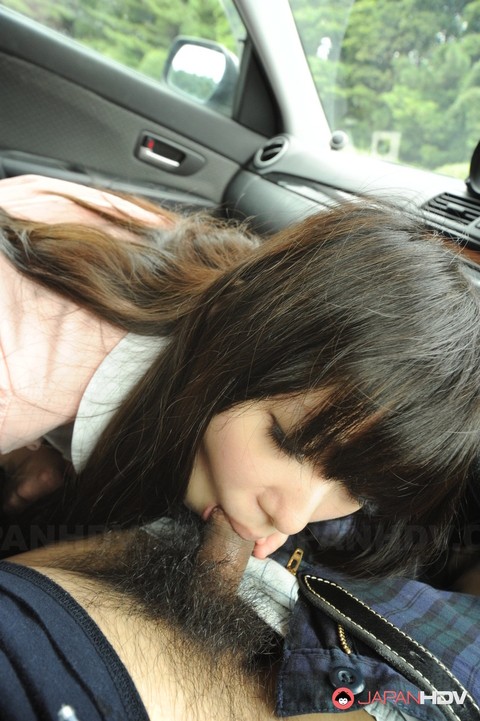 Asian honey Riko Tanabe exposes her bushy muff and sucks a hairy dong in a car | Фото 19