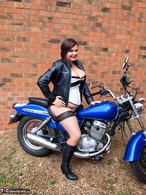 Chubby amateur Roxy unleashes her great tits on top of a motorcycle | Фото 5