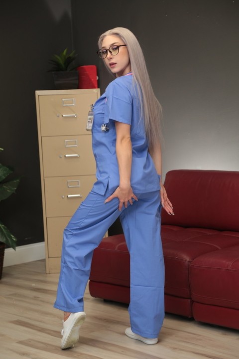 Sexy nurse with hot boobs Skylar Vox gets brutally screwed by her colleague | Фото 1