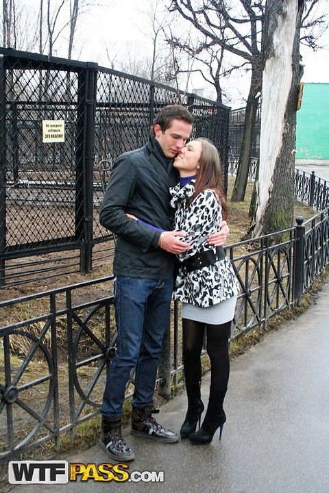 Amateur couple kisses during a wildlife tour before consuming alcohol | Фото 1