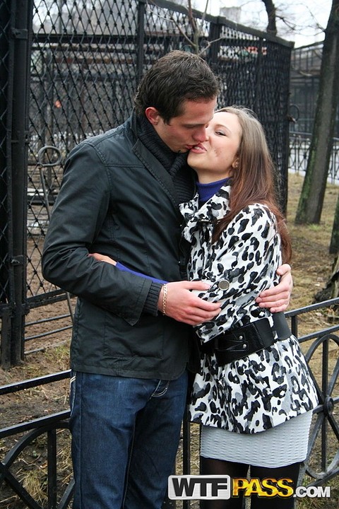 Amateur couple kisses during a wildlife tour before consuming alcohol | Фото 2