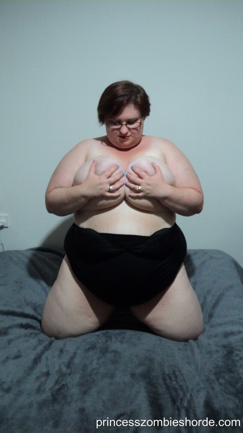 BBW amateur LaLa Delilah in black lingerie showing off her large saggy breasts | Фото 13