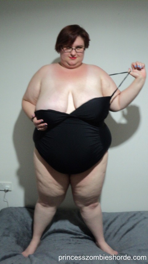 BBW amateur LaLa Delilah in black lingerie showing off her large saggy breasts | Фото 5