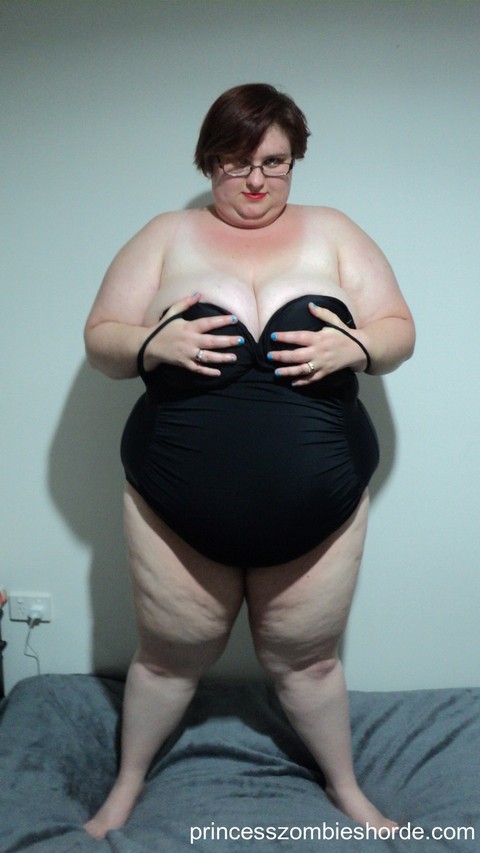 BBW amateur LaLa Delilah in black lingerie showing off her large saggy breasts | Фото 6