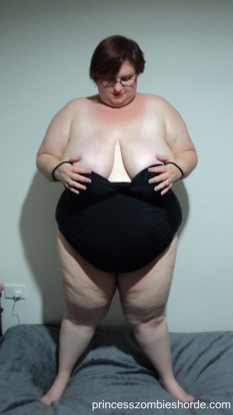 BBW amateur LaLa Delilah in black lingerie showing off her large saggy breasts | Фото 8