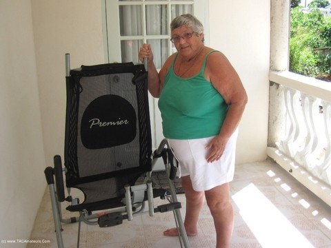 Obese British woman Grandma Libby gets completely naked on exercise equipment | Фото 1