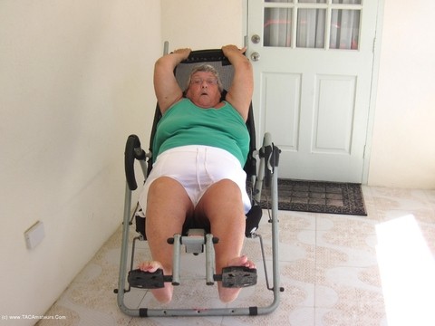 Obese British woman Grandma Libby gets completely naked on exercise equipment | Фото 2