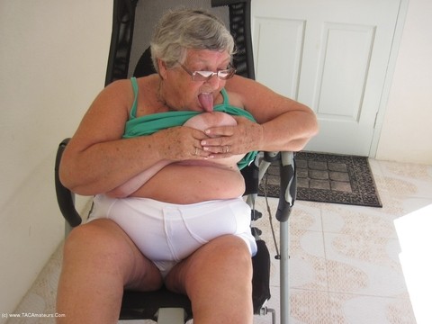 Obese British woman Grandma Libby gets completely naked on exercise equipment | Фото 5