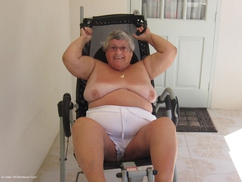 Obese British woman Grandma Libby gets completely naked on exercise equipment | Фото 8