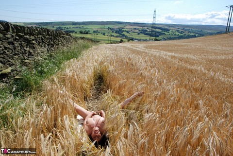 Busty UK amateur Juicey Janey sticks berries in her cunt on a peat bank | Фото 18