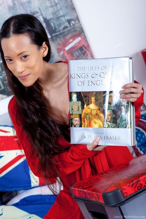 Skinny Asian chick Inco spreads her all natural pussy atop a Union Jack flag | Фото 1