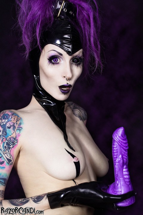 Tattooed solo girl Razor Candi toys her twat wearing black gloves and a wig | Фото 9