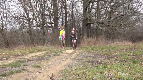 Redheads Chrissy Fox & Red Fox squat for a pee while taking a hike | Фото 1