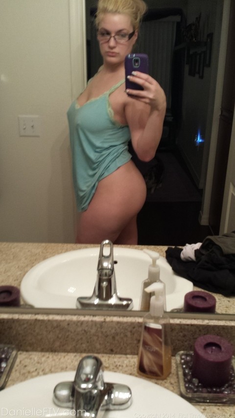 Thick amateur Danielle takes safe for work self shots in a bathroom mirror | Фото 2