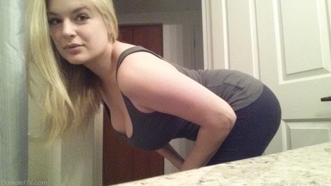 Thick amateur Danielle takes safe for work self shots in a bathroom mirror | Фото 9