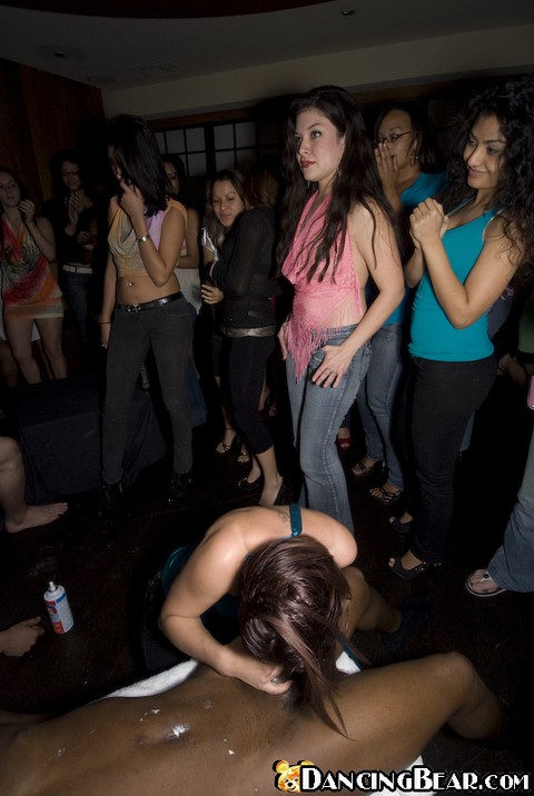 Coed girls receive cumshto while partying hard with a stripper | Фото 10