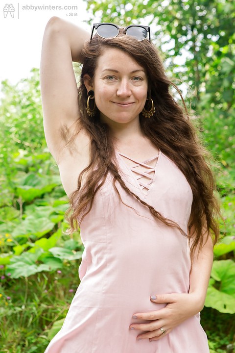 All natural solo girl Tiffany displaying hairy armpits and bush in nature | Фото 1