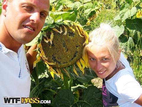 Blonde amateur Adele gets banged doggystyle amid a field of sunflowers | Фото 14