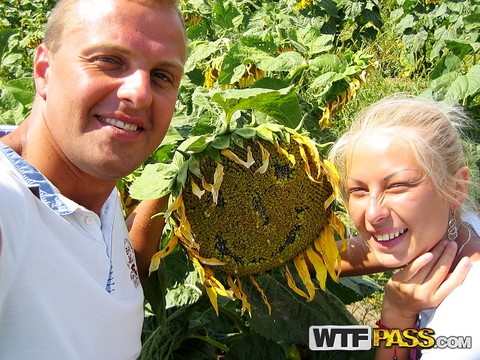 Blonde amateur Adele gets banged doggystyle amid a field of sunflowers | Фото 15