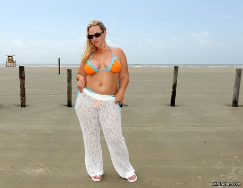 Short MILF Dee Siren strips on the beach & exposes her monster curves | Фото 2