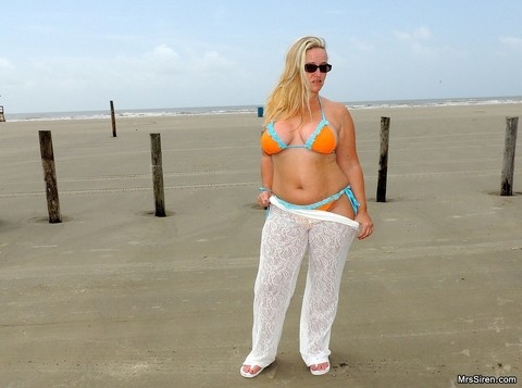 Short MILF Dee Siren strips on the beach & exposes her monster curves | Фото 3