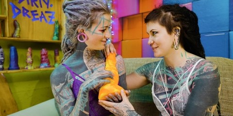 Heavily tattooed girls have a threesome with a man friend of theirs | Фото 1