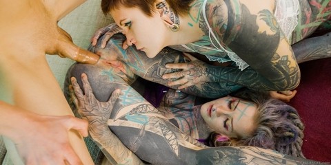 Heavily tattooed girls have a threesome with a man friend of theirs | Фото 11