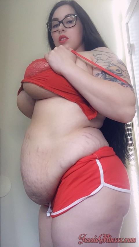 Tattooed fatty Jessie Minx showing off her hanging tits & her big tummy | Фото 13