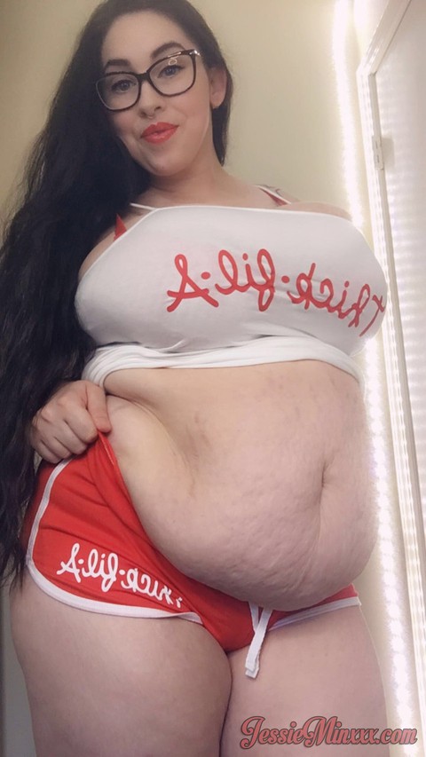 Tattooed fatty Jessie Minx showing off her hanging tits & her big tummy | Фото 6