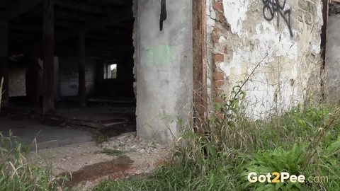 Distressed girl Kristina slips inside an abandoned building to take a pee | Фото 15