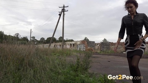 Distressed girl Kristina slips inside an abandoned building to take a pee | Фото 2