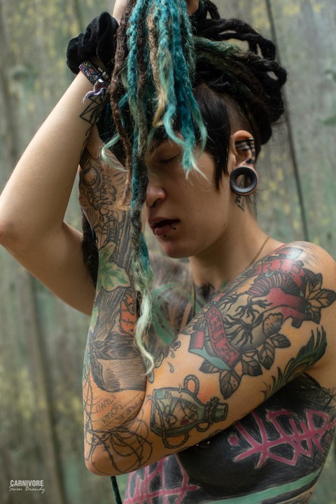 Tattooed body modifier Illuz whips her dreadlocks about while bare naked | Фото 1