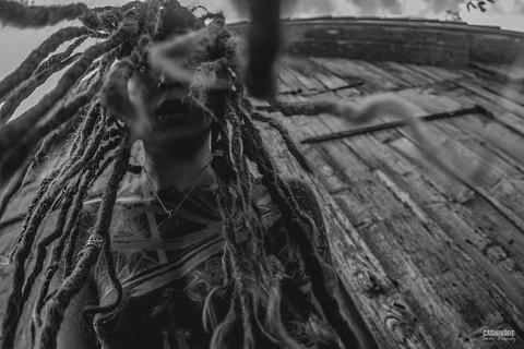 Tattooed body modifier Illuz whips her dreadlocks about while bare naked | Фото 10